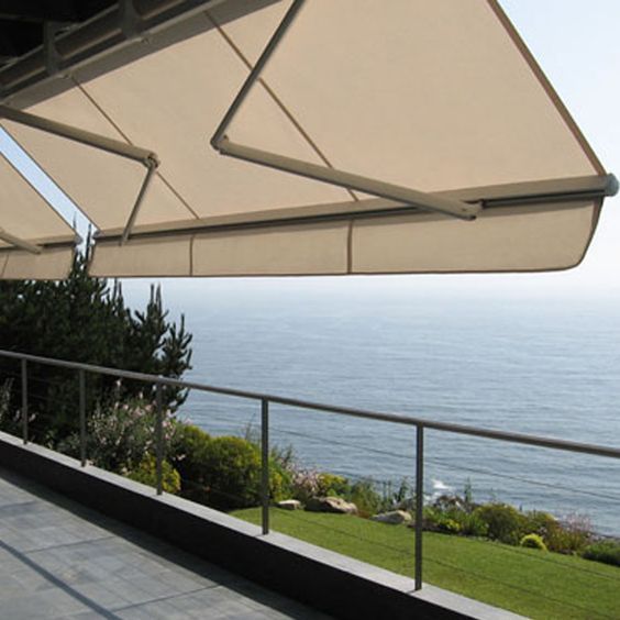 Toldo instalado sobre una terraza con vista al mar