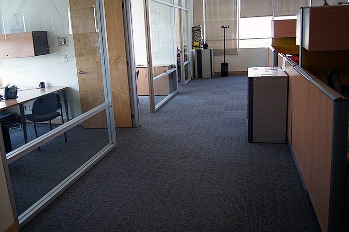Alfombra de alto tráfico en pasillo de oficinas corporativas