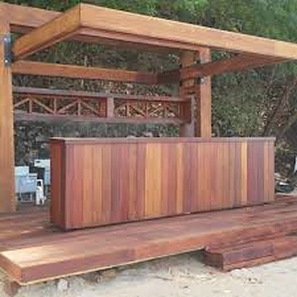 Barra exterior y pérgola de madera tropical en una terraza