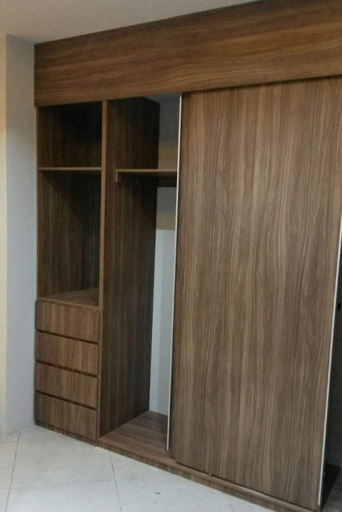 Clóset a medida con puerta corrediza en acabado nogal