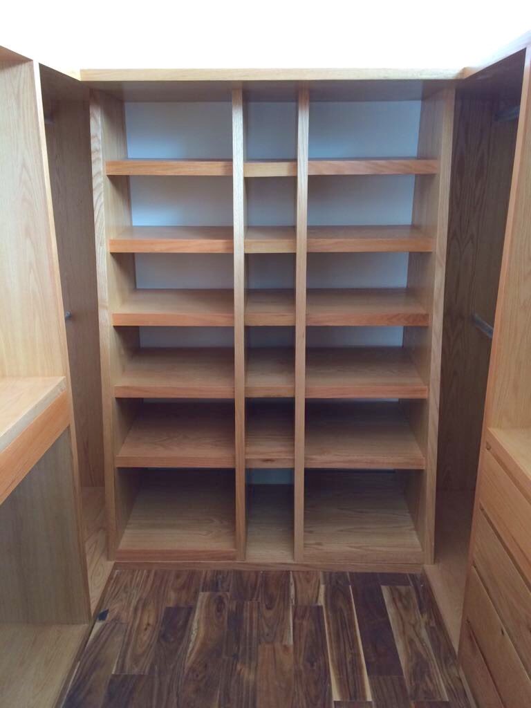 Vestidor de madera de encino con zapatera y entrepaños a medida