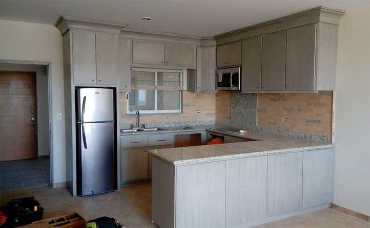 Cocina integral en acabado gris con cubierta de granito