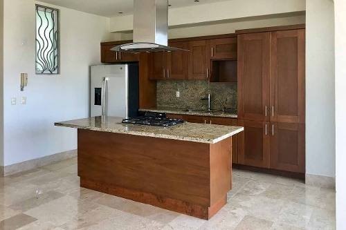 Cocina integral de madera con isla y cubierta de granito