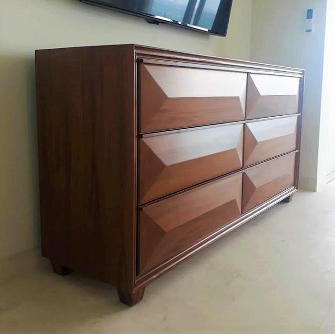 Cómoda de madera con cajones facetados hecha a medida