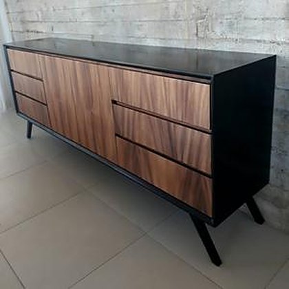Credenza de nogal con cubierta negra y patas inclinadas