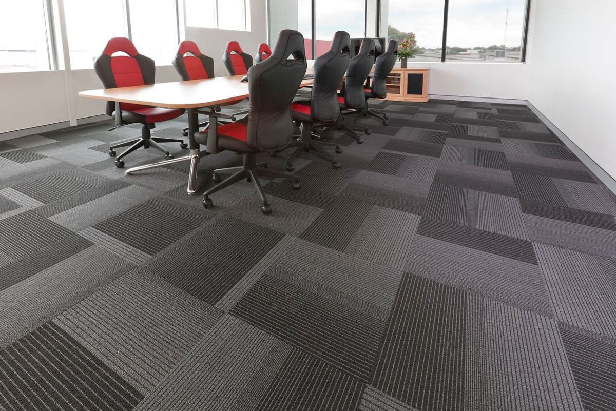 Loseta de alfombra modular en tonos grises en sala de juntas