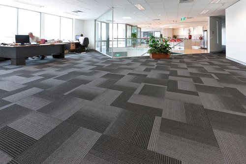 Loseta de alfombra modular en oficina abierta