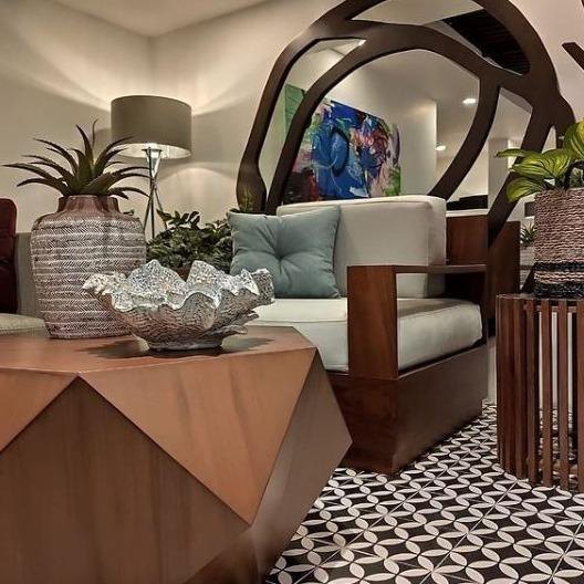 Sillones y mesa de madera a medida con celosía decorativa en un lobby