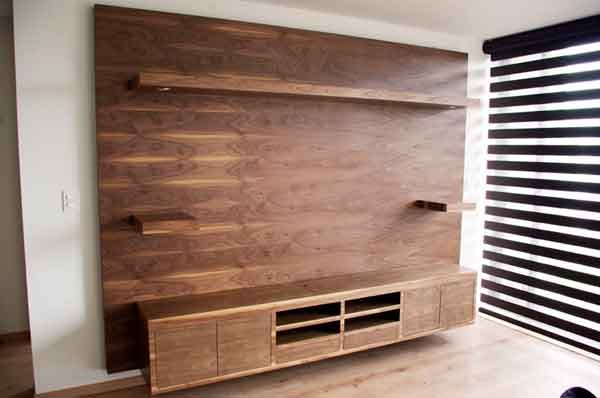 Muro de TV en chapa de nogal con repisas y mueble flotante