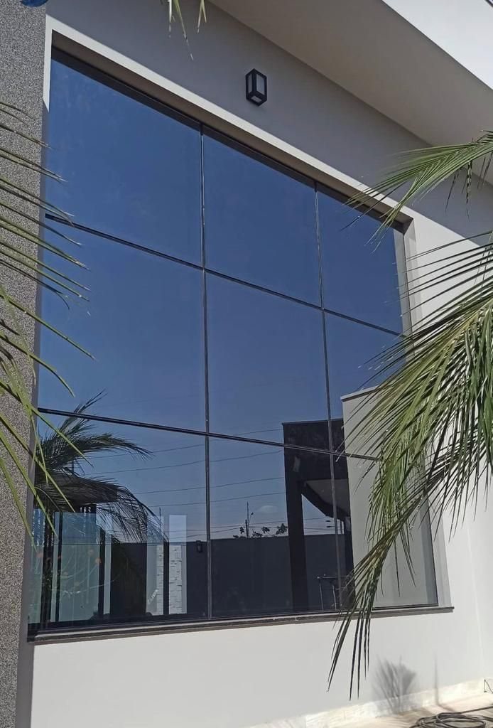 Ventanal de fachada residencial con película polarizada en Puerto Vallarta