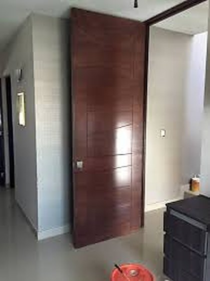 Puerta de madera en acabado nogal con ranuras horizontales