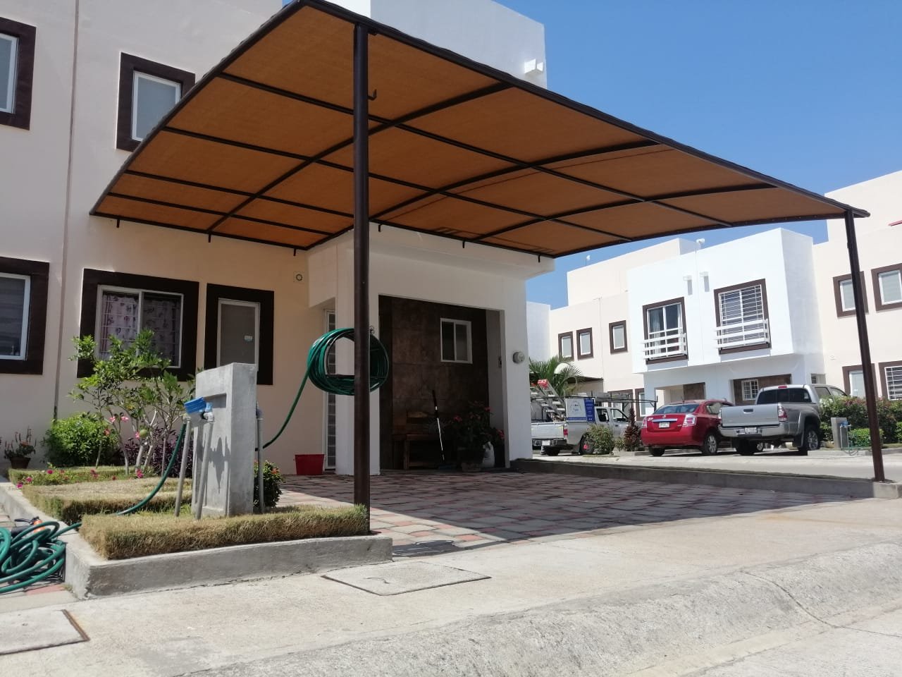 Toldo fijo semicurvo para cochera doble en lona café