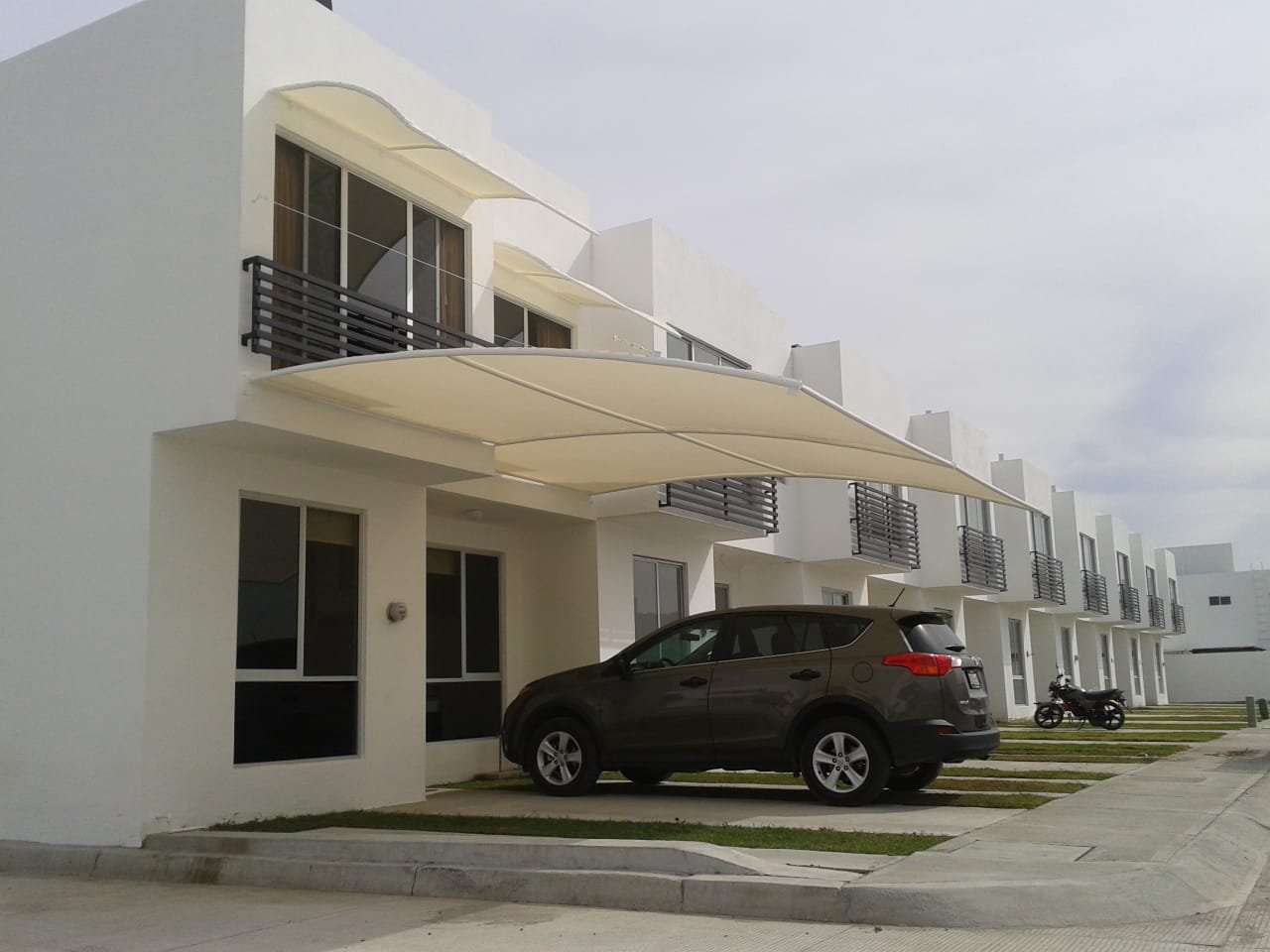 Toldos fijos para cocheras en un fraccionamiento residencial