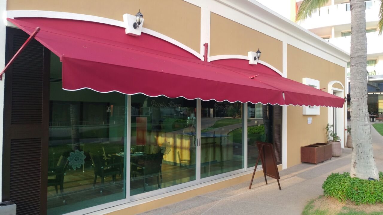 Toldo fijo de un agua en lona vino sobre la terraza de un restaurante
